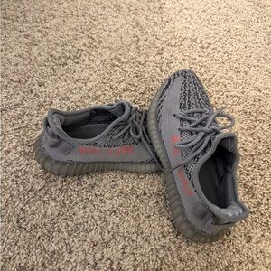 Grey YEEZY size 5